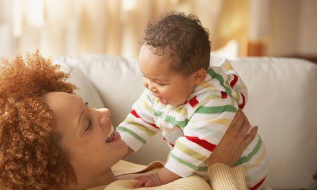 اهمیت آواز خواندن و صحبت کردن با نوزاد