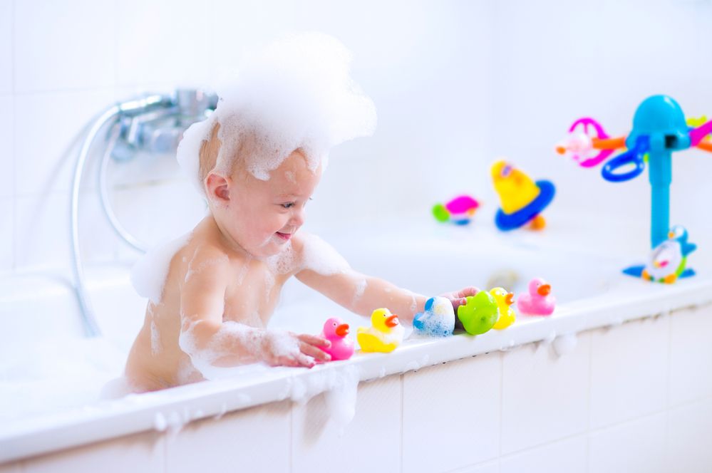چه بازی هایی در حمام برای کودک خوب است؟