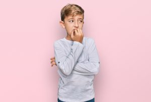 چرا کودکان استرس میگیرند؟ عوامل استرس زا در کودکان