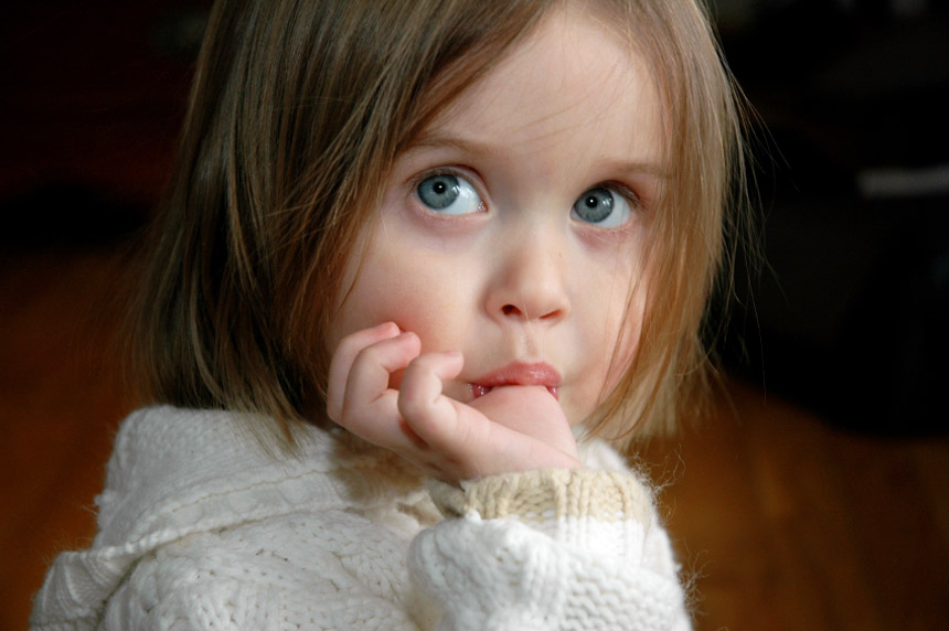 چرا کودکان به مکیدن انگشت عادت می‌کنند؟