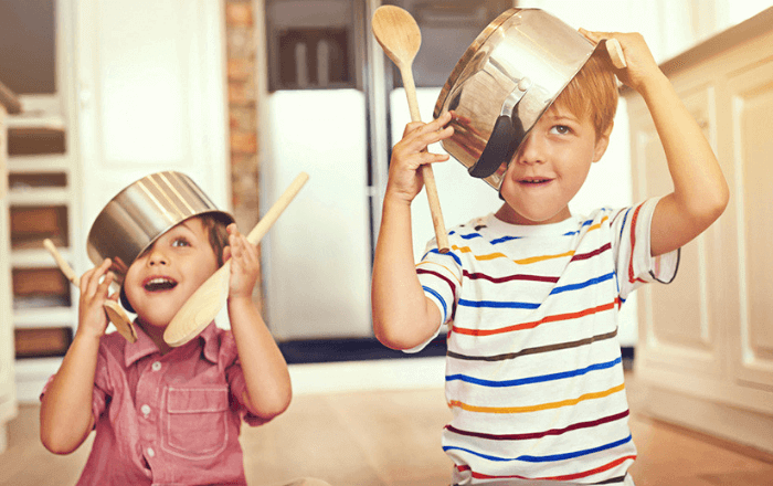 با کودک شیطون و حرف گوش نکن چه کنم؟