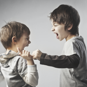 دعوا کردن کودکان و 7 راهکار برخورد درست والدین