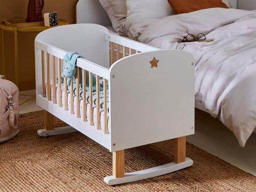 تخت نوزاد دختر