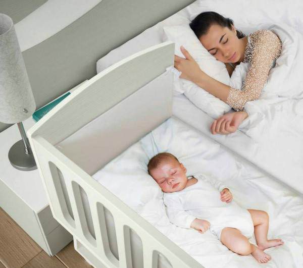 تخت کنار والدین