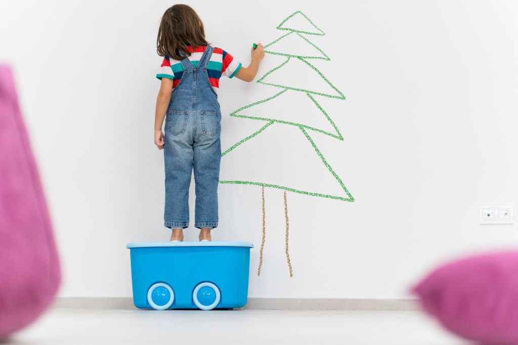 خلاقیت کودک با نقاشی کشیدن روی دیوار اتاق خواب