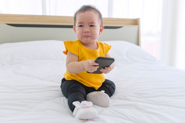 مضرات موبایل برای چشم کودکان