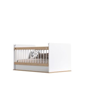 ننو و تخت سفید نوزاد و سیسمونی ثابت شده روی زمین